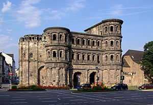 Archivo:Trier Porta Nigra BW 1