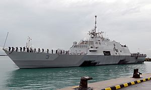 Archivo:USS Fort Worth arrives as Changi Naval Base (141229-N-YU572-158)