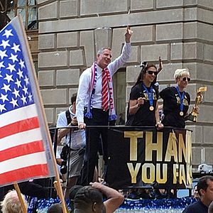 Archivo:USWNT victory parade Mayor De Blasio with Carli Lloyd and Megan Rapinoe