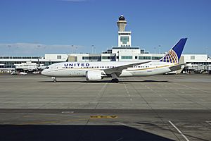 Archivo:United 787 at DEN