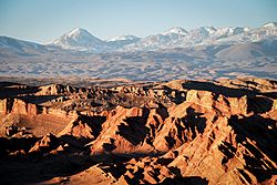 Archivo:Valle de la Muerte y el volcán Colorado