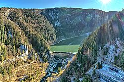 Villers-le-Lac, le barrage du Châtelot dans les gorges du Doubs.jpg