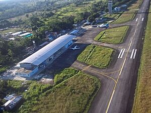 Archivo:Vista aerea Aeropuerto Tres de Mayo