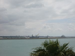 Archivo:Vista de la base de Rota