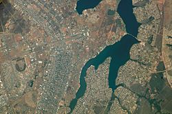 Archivo:Vista do espaço de Brasília e arredores (2)