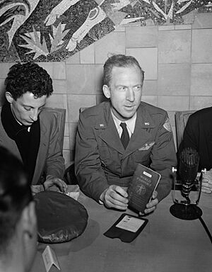 Archivo:Wereldburger Gary Davis uitgewezen uit Nederland Vertrek naar Amerika, Bestanddeelnr 908-2311