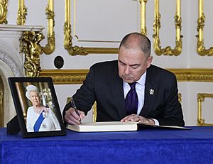 Archivo:World Leaders - Book of Condolence for HM The Queen (52363684251)