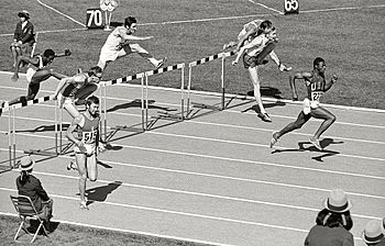 Archivo:110m hurdles SF 1968 Olympics