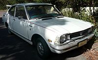 Archivo:1973 Toyota Corolla Deluxe coupé (KE25-D) 01