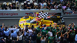 Archivo:24H Le Mans 2025 winning car with the chequered flag