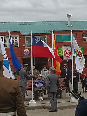 Archivo:Banderas conmemoración batalla Mocopulli 2024 02