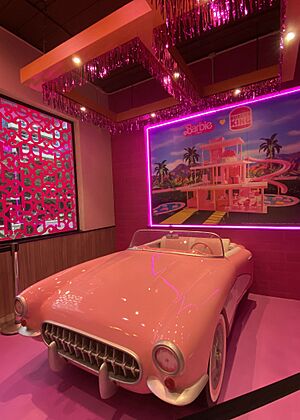 Archivo:Barbie's Pink Corvette in Burger King
