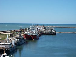 Archivo:Barcos en la Escollera Norte del Puerto de Mar del Plata