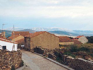 Calle y casa en La Acebeda.jpg