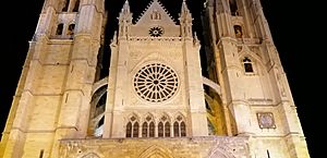 Archivo:Catedral de León con su iluminación nocturna.