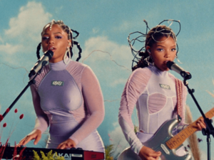 Chloe x Halle performing Baby Girl live, December 2020 (2).png