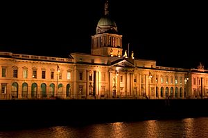 Archivo:Dublin Customs House at night
