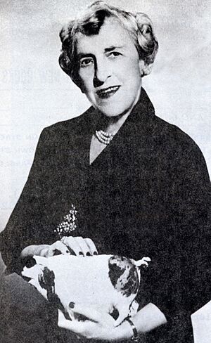 Archivo:EdithRussell-WithPig-1957