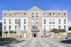 Archivo:Fachada Ayuntamiento de Los Palacios y Villafranca