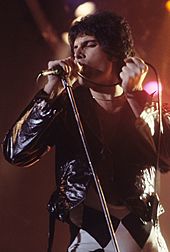 Archivo:Freddie Mercury performing in New Haven, CT, November 1977