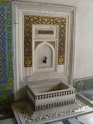 Archivo:Fuente, Palacio de Topkapi, Estambul, Turquía, abril de 2011