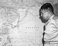 Archivo:Gen. Leslie R. Groves with Map of Japan 1945 Oak Ridge (15138394682)