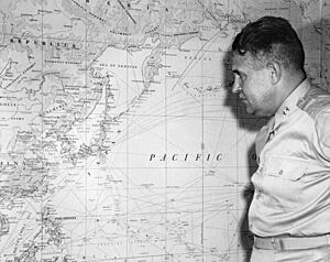 Archivo:Gen. Leslie R. Groves with Map of Japan 1945 Oak Ridge (15138394682)