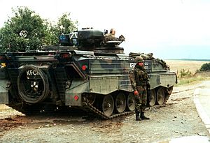 Archivo:German KFOR armoured vehicle, 1999