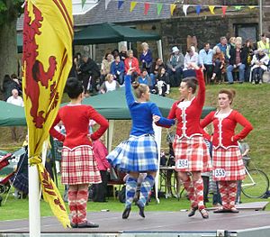 Archivo:Highland dancers at the Ceres Games, 2013