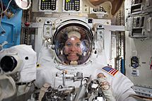 Archivo:ISS-48 Kate Rubins during spacesuit check for EVA-1