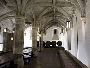Archivo:King Henry the VIII's Wine Cellar Underneath the MoD Main Building in London MOD 45152145