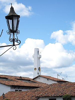 Archivo:Lámpara y torre del reloj