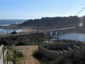 Archivo:Laguna y puente