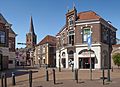Lochem, de Bierstraat met de toren van de Sint-Gudulakerk RM25920 IMG 5723 2018-07-15 14.13