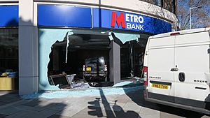 Archivo:Metro Bank, 234 King's Rd, London SW3, UK. Car smash robbery