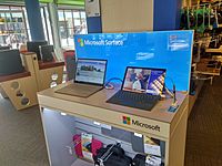 Archivo:Microsoft Surfaces on display inside of a NoRRaD.nl shop, Groningen (2018)