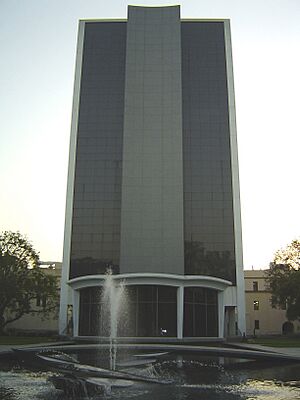 Archivo:Millikan Library, Caltech