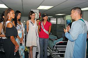 Archivo:Miss Universe contestants USNS Mercy