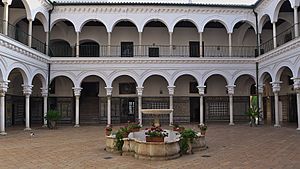 Archivo:Monasterio de Santa Paula (Sevilla). Claustro