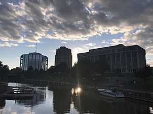 Archivo:Mount Clemens, Michigan from the Clinton River