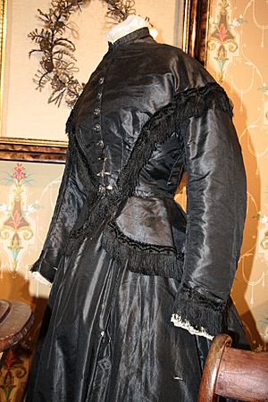 Archivo:Mourning dress, 19th century
