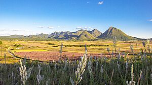 Archivo:Mt' Loi Sam Sip mountain range