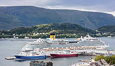 Archivo:Navío Costa Pacifica desde Aksla, Ålesund, Noruega, 2019-09-01, DD 04