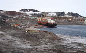 Archivo:Operation Deep Freeze 2007, McMurdo Station 070207-N-0469C-001