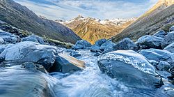 Archivo:Otira River in Arthur's Pass National Park, New Zealand