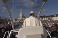 Archivo:Papa Francisco no Papamóvel em Fátima (12 de Maio de 2017)