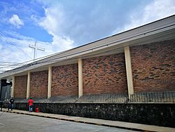 Archivo:Pared lateral de l'església del Triunfo de la Santísima Cruz, Tarapoto