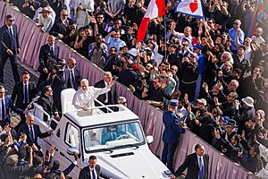 Archivo:Pope Leo XIV in the popemobile at his inauguration