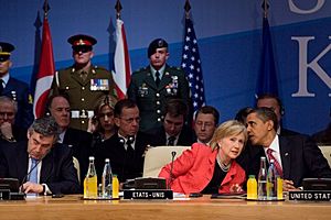 Archivo:President Obama, Secretary Clinton and Prime Minister Brown at the 2009 NATO summit