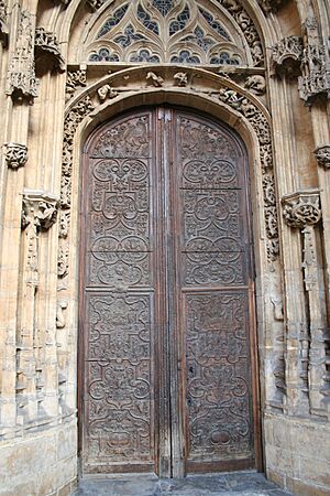 Archivo:Puerta principal de la Catedral de Oviedo